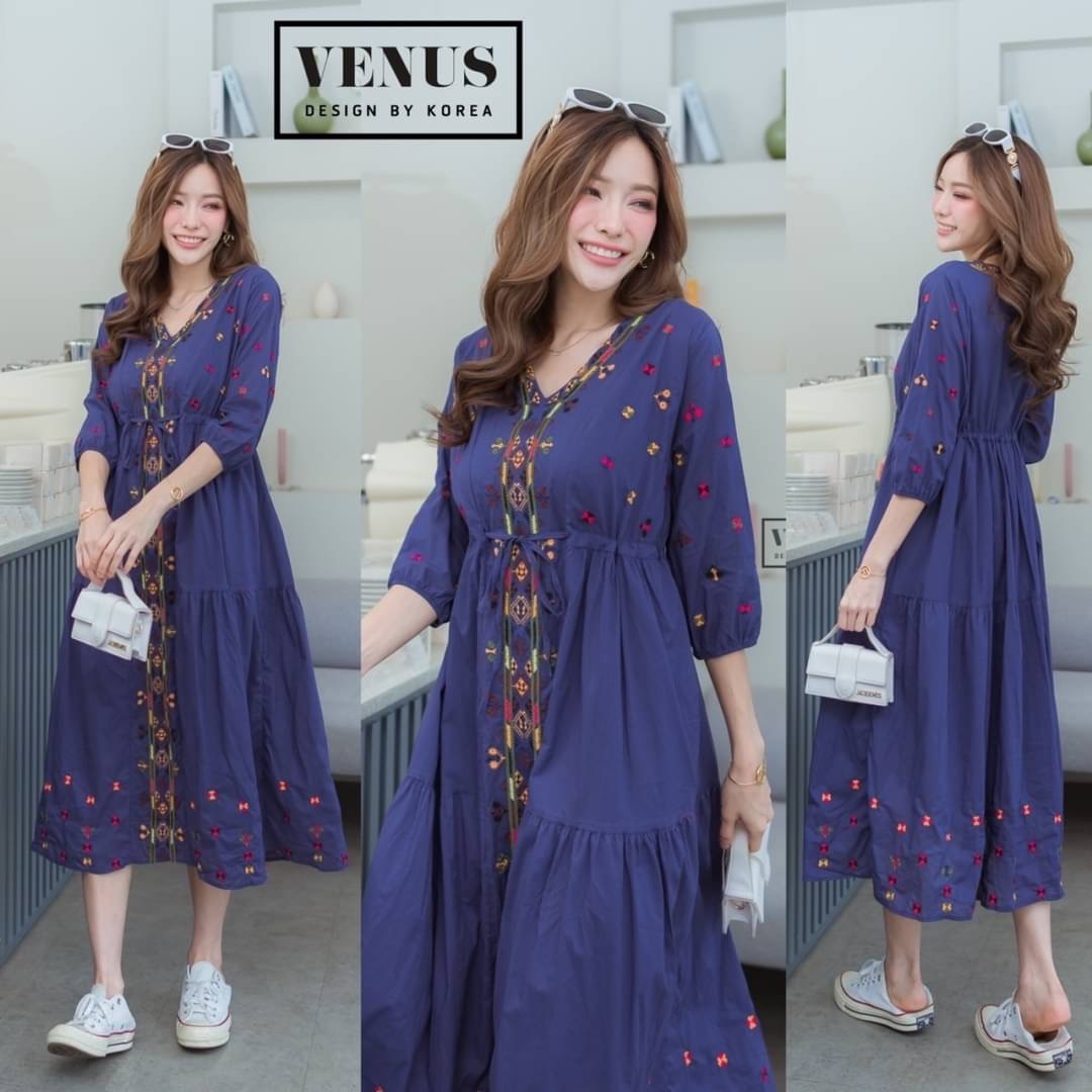 I'm Lady By Venus Bohemain Maxidress แม๊กซี่เดรสปักลายตามแบบฉบับโบฮีเมี่ยน งานสวยเวอร์วังมากๆนะคะ ช่วงเอวสามารถรูดได้คะเก๋สุดๆคะ แม๊ทกับรองเท้าผ้าใบก็สวยเป๊ะคะ