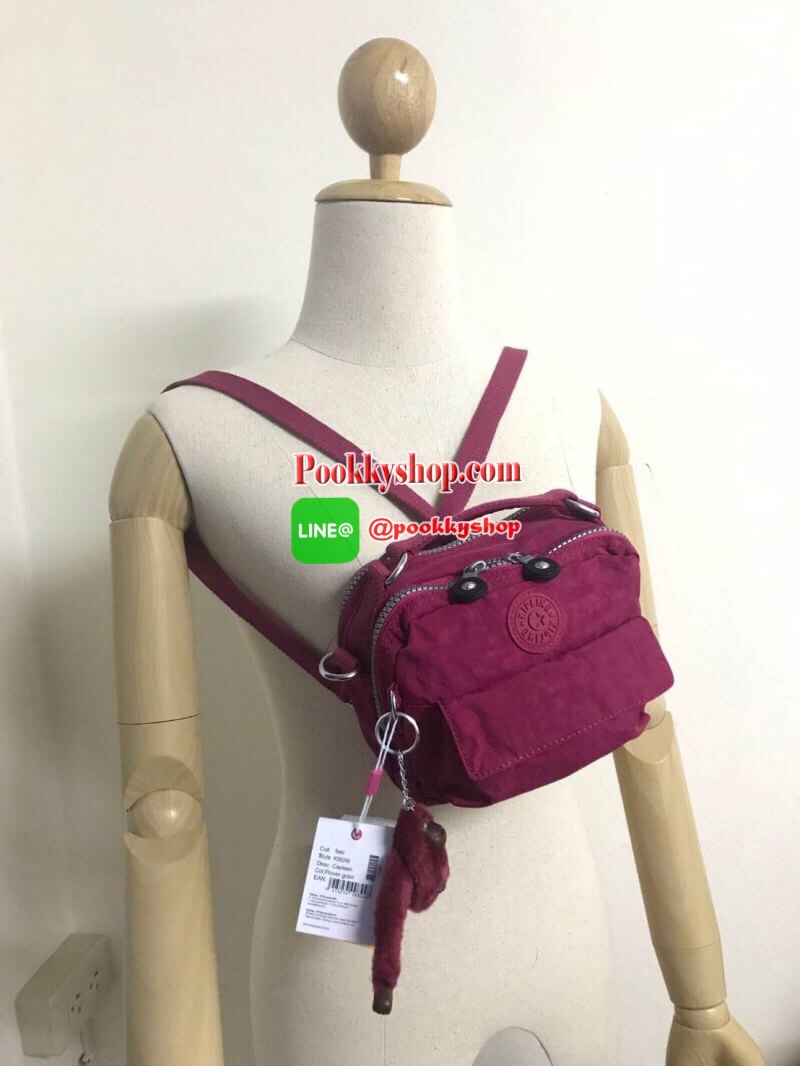 Kipling Messenger Nylon Bag กระเป๋าสะพายทรงเหลี่ยมขนาดมินิ สามารถถือ/สะพายสายคู่ สะพายสายเดี่ยวและสะพายเป้ มีหลายช่องใช้งาน ด้านหน้าเป็นช่องเล็กใส่ของจุกจิก ซิปคู่ด้านหน้าภายในมีช่องเล็กแยกเป็นสัดส่วน ซิปเดี่ยวด้านหลังกว้างเพิ่มช่องใส่ของได้อีก1ช่อง ขนาดก