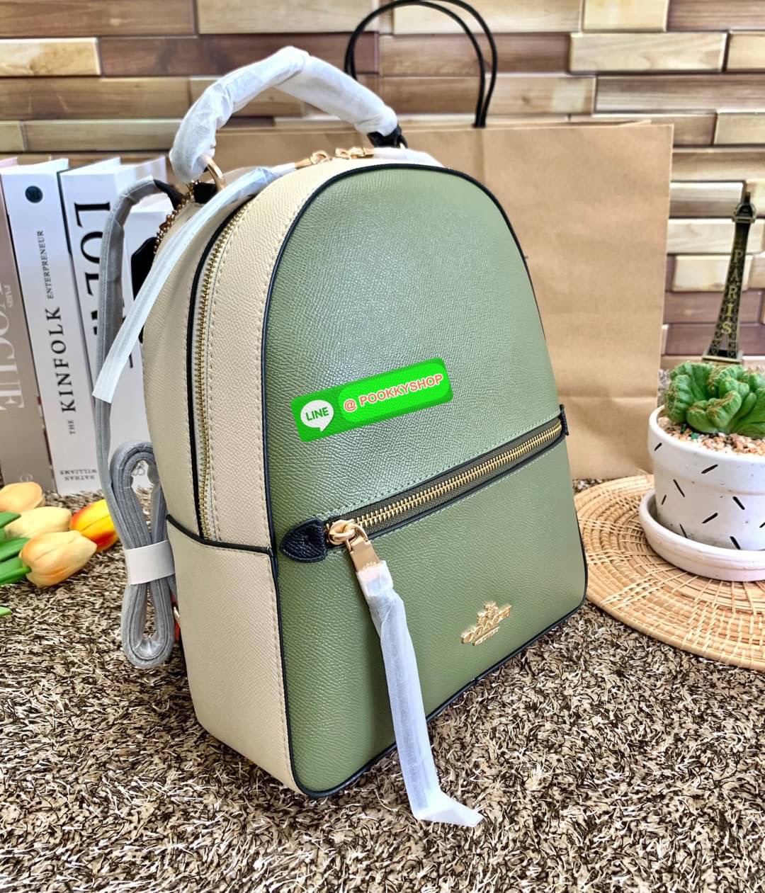 COACH JORDYN BACKPACK ((C2732//76623)) 🌹🌹ไม่มียังไงไหว ต้องบอกว่าน้องสวยมากๆค่า! กระเป๋าสะพายหลังแบบมีหูหิ้ว หนังแแท้ ลายหนังสวยน่าใช้มากค่ะ ด้านหน้ามีช่องซิปใส่มือถือหรือของจุกจิกลงไปได้ค่ะ เปิด-ปิดกระเป๋าแบบซิปคู่ห้อยหนัง ภายในกว้างใส่สั