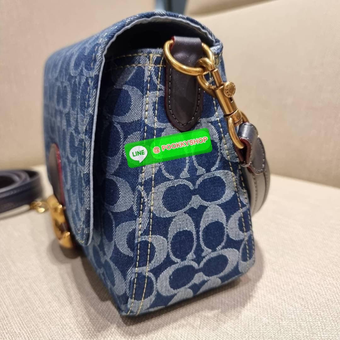 COACH CA105 SOFT TABBY SHOULDER BAG IN SIGNATURE DENIM ใหม่ล่าสุด กระเป๋าสะพายไหล่/สะพายข้าง ดีไซน์วินเทจย้อนยุค สวยคมชัด ด้วยดีไซน์สีเดนิม ให้ดูคลาสสิคมากขึ้น วัสดุผ้าเดนิมลายซิกเนเจอร์ น้ำหนักเบา เปิด-ปิดด้วยฝาปิดแม่เหล็ก ด้านหลังมีช่องซิป ภายในเป็นช่อง