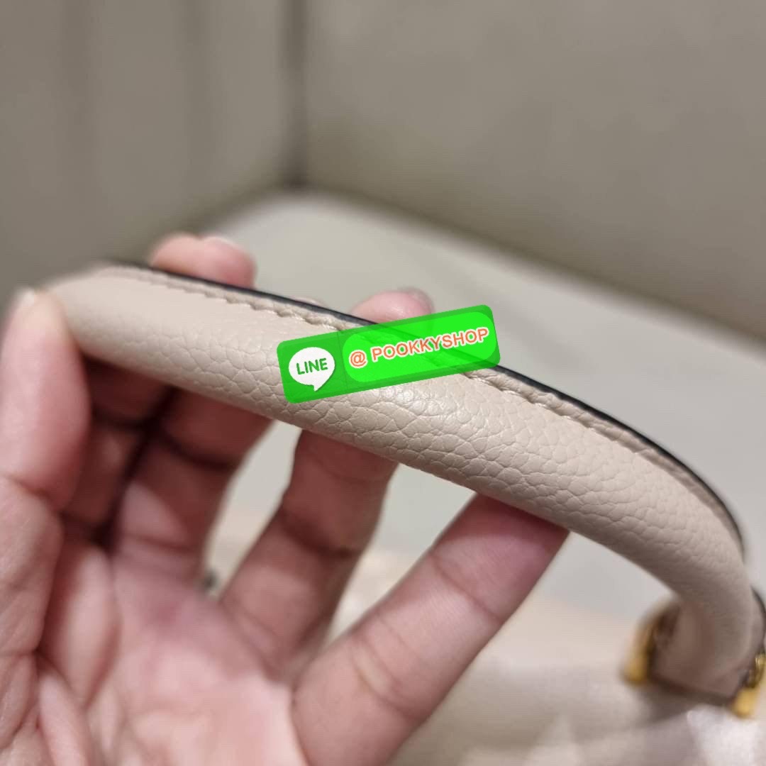 LV MADELEINE BAG ใหม่ล่าสุด อีกหนึ่งรุ่นคลาสสิคหายาก จากเคาน์เตอร์ dutyfree ที่สาวๆรอคอย กระเป๋าถือ/สะพายข้าง ดีไซน์เรียบง่าย แต่เต็มไปด้วยดีเทลความหรู วัสดุหนังวัวปั๊มลายเอกลักษณ์ เปิด‐ปิดด้วยอะไหล่กดล็อคสีทองหรู และมีพวงหนังห้อยพิเศษแถมมาให้ด้วย ภายในแบ