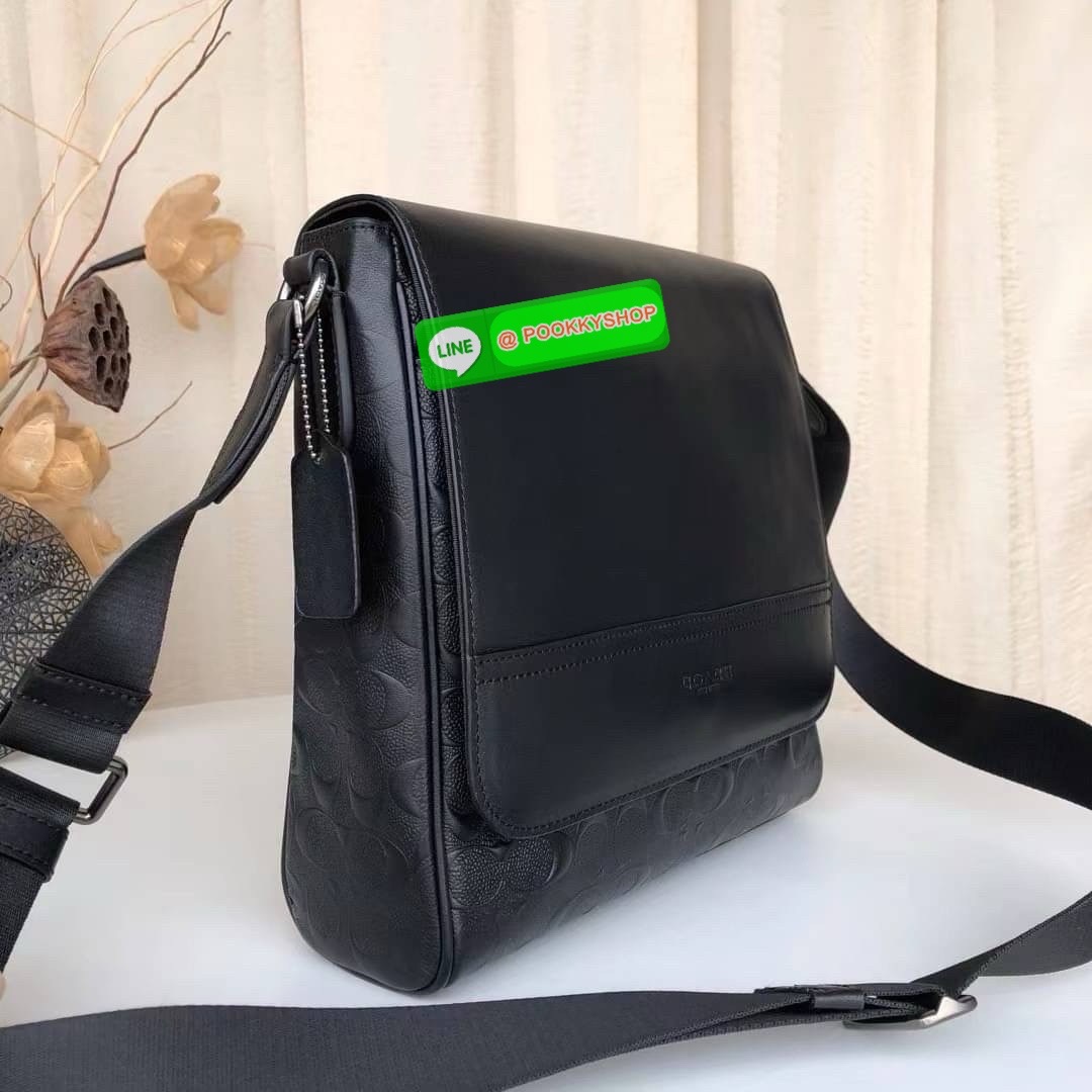 Coach F73339 F73340 – Hudson Crossbody Bag in Signature Embossed Leather “จะวันทำงานหรือวันสบาย ๆ แค่สะพายใบนี้…ก็เหมือนใส่ความเท่ติดตัวไว้แล้ว” Coach Hudson Crossbody F73340 กระเป๋าหนังแท้ลาย C ปั๊มลึก ทรงเหลี่ยมเรียบหรู โทนดำทั้งใบ เหมาะกับผู้ชายที่อยาก