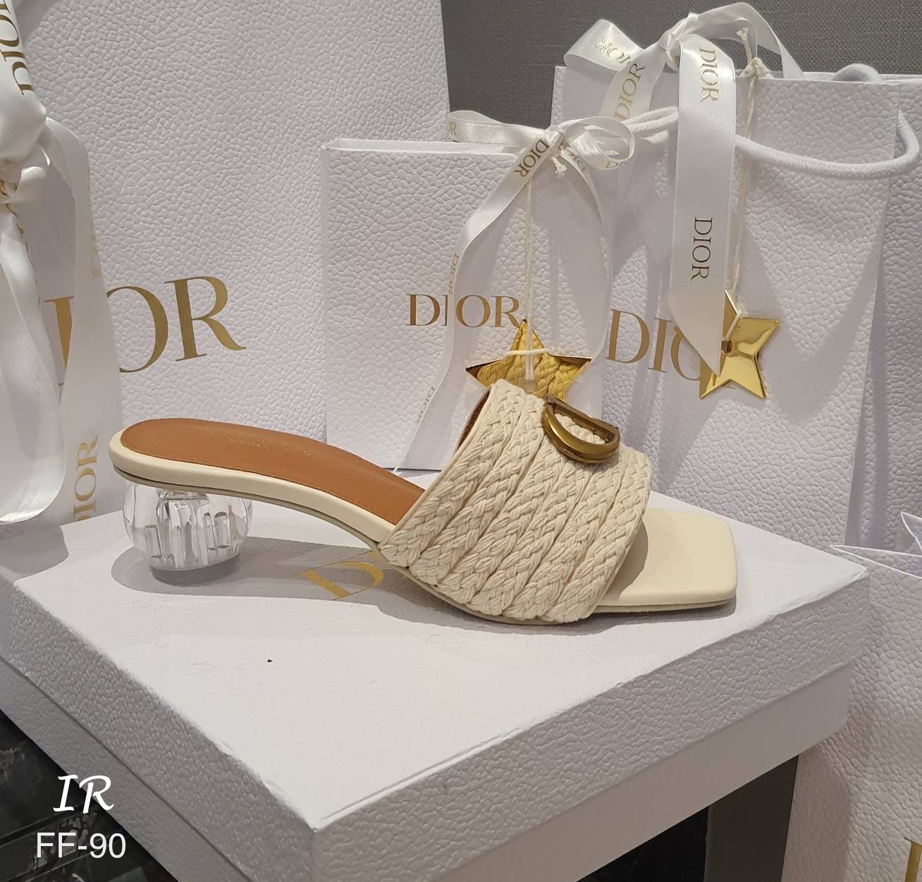 แบบขายดี!!! พร้อมส่ง บอกคำเดียว Wow มากค้า งานพรีเมี่ยม!!! นาทีนี้ต้องรุ่นนี้เลย สวม CD แบบDiorอะไหล่งานตอก แต่งเชือกถักสวยมาก ด้านในนวมนุ่มซับกำมะหยี่นิ่ม ปั้มแบรนด์ ส้นแก้วพรีเมี่ยมสูง 2 นิ้ว ใส่สวยแมทซ์เสื้อผ้าแล้วดูมีคลาส ไม่อยากให้สาวๆพลาดกันเลยค้า