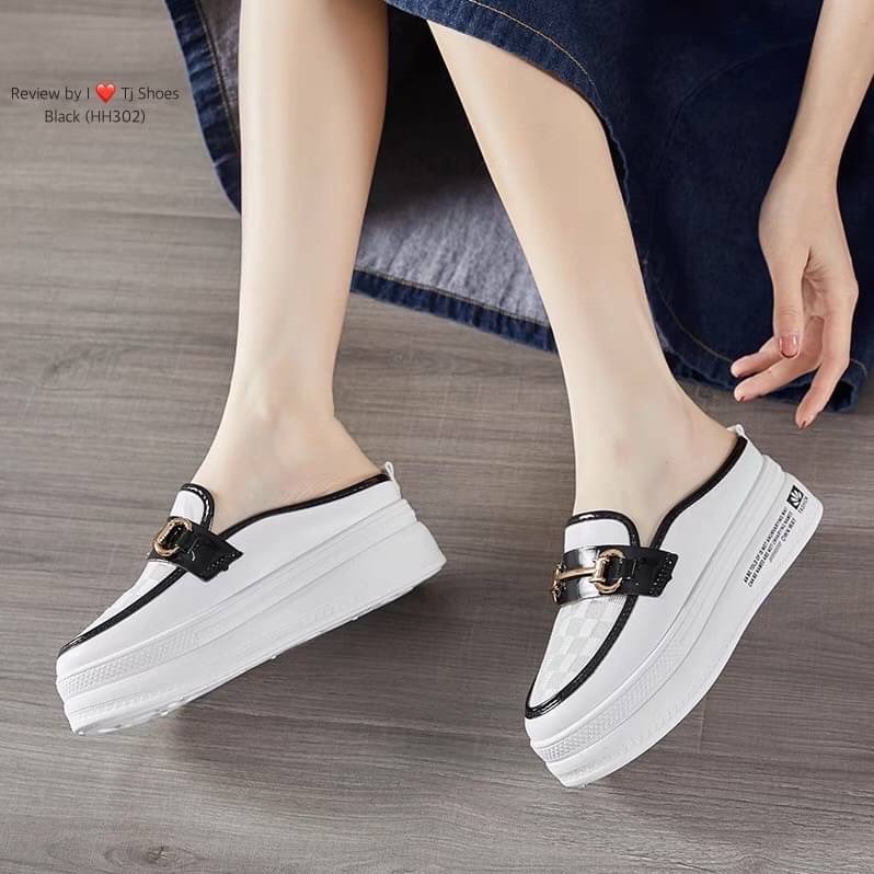 ที่สุดของความเกร๋ขายดีมากๆ ต้องยกให้คู่นี้จร้า!!! รองเท้าผ้าใบเพื่อสุขภาพ สุคคิ้วท์ สวมใส่ง่าย ทรงสวย พื้นยางอย่างดี รุ่นนี้ใส่แล้วเท้าไม่อับชื้นน่ะคะ จับแมทกับชุดอะไรก็เกร๋แถมใส่ได้เรื่อยๆ สวยด้วยเพื่อสุขภาพเท้าที่ดีด้วย ควรมีไว้เป็นคู่โปรด เป็นรุ่นที่ทา