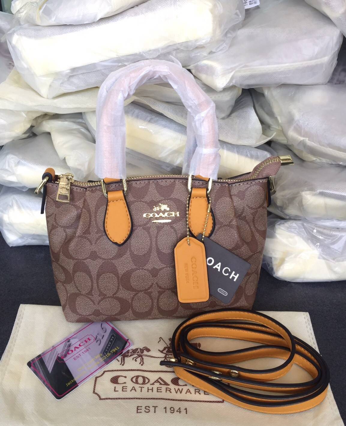 Coach New เกรดท็อปมิลเลอร์ กระเป๋าถือ สะพายข้าง งานวัสดุเกรดมิลเลอร์ทั้งใบ งานปั้ม เป๊ะทุกจุด ติดโลโก้ Coach ถุงผ้าปั้มเเบร์น coach ซับในบุผ้าพิมพ์ลายโค้ช มีสายยาวปรับได้ ขนาดกำลังน่ารัก รุ่นนี้ขายไวมากจ้า