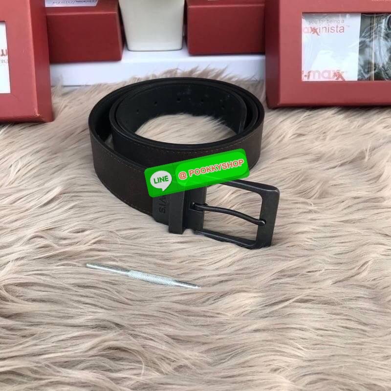 Levi's Leather Belt & Wallet Set เซตสุดคุ้ม กระเป๋าสตางค์หนังนิ่ม ด้านหน้าตกแต่งด้วยโลโก้แบรนด์ ด้านในมีช่องใส่รูป ช่องใส่บัตร และช่องใส่ธนบัตร 2 ช่อง มาพร้อมกับเข็มขัดสุดเท่ และที่เจาะรูเข็มขัดค่ะ