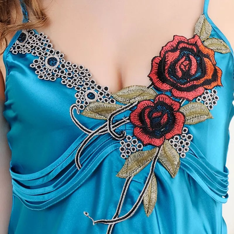 ชุดนอน ผ้าไหม สีแดง แต่งลูกไม้ปักช่วงขอบคอเสื้อ สไตล์หรูหรา คลาสสิค เนื้อผ้าเกรด AAA งานเกรดพรีเมี่ยมเลยคะ