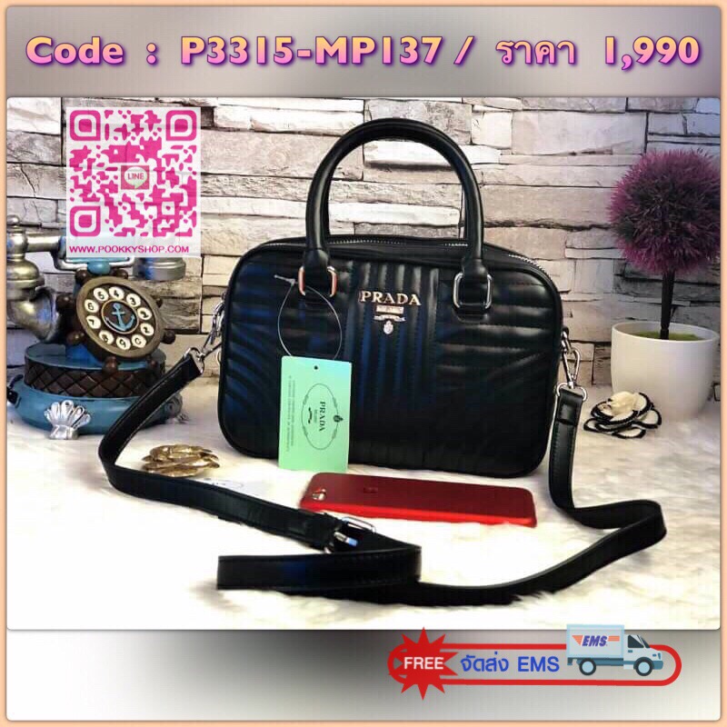 Prada Small Leather Shoulder Bag 💯 กระเป๋าสะพายขนาดกำลังดี สวยหรูอยู่ทรงด้านหน้าประดับโลโก้อะไหล่ มาพร้อมสายสะพายหนัง ภายในมีป้ายหนังโลโก้ ช่องซิปและช่องเล็ก ซับในสกรีนลายตามแบบฉบับของแบรนด์ ใส่มือถือ ipad mini ,iphone8+ กระเป๋าสตางค์ยาว ของจุกจิก
