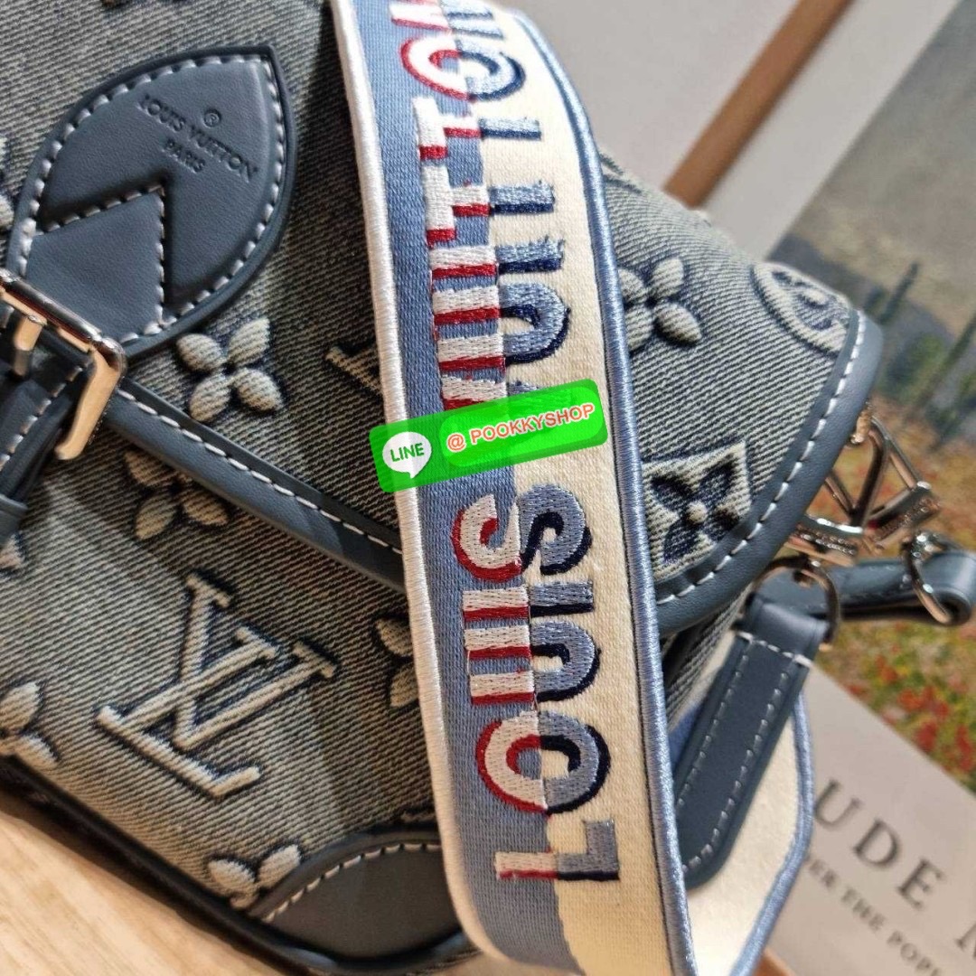 LV diane monogram washed denim bag 🔆 Details ใหม่ล่าสุด กับกระเป๋าทรงสุดฮิต คลาสสิคและเป็นอีกหนึ่ง signature ที่มาในรูปแบบ washed denim สวยดูแพงสุดๆ มาพร้อมสายสะพายถึง 3 แบบ สายคล้องไหล่ สายสะพายข้างแบบหนังและแบบสปอร์ต ทำให้สามารถปรับเปลี่ยนใช้งาน