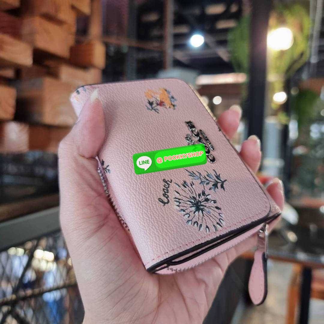COACH 7331 SMALL TRIFOLD WALLET IN SIGNATURE CANVAS สวยคลาสสิค พกพาง่าย ใบเล็กน่ารักน่าใช้ ต้องยกให้ใบนี้จ้า ตอบโจทย์คนชอบพกน้อยที่สุด!! กระเป๋าสตางค์ใบสั้นหนังแคนวาสเคลือบคุณภาพดี ภายในเป็นหนังแท้ ใส่บัตร ใส่ธนบัตรได้ทุกชนิด มีช่องซิปแยก ใบเดียวใบนี้คือเ