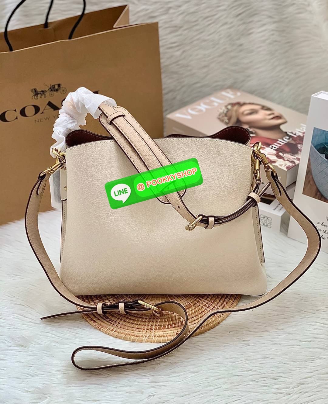 COACH WILLOW SHOULDER BAG ((C2745//C2590//C2621)) พร้อมส่ง ไม่ให้หลงรักยังไงไหว 🔺กระเป๋าหิ้ว//คล้องไหล่//สะพายข้าง สุดคุ้ม! หนังแท้ชั้นดีที่สุด ได้ไปหลงรักแน่นอนค่ะ หนังสวยมากๆ 🔺ตัวกระเป๋าแบ่งเป็นสองช่องหลัก ด้านนึงเป็นแบบหมุนล็อค//อีกด้าน