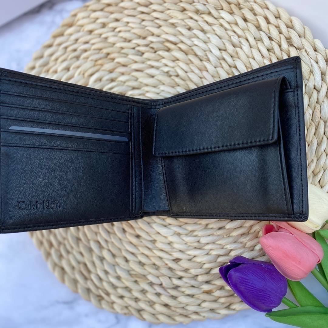 Calvin Klein Leather Belt & Wallet Set Setกระเป๋าสตางค์+เข็มขัด กระเป๋าสตางค์ด้านหน้าปั๊มชื่อแบรนด์ มีช่องใส่บัตร ช่องใส่ธนบัตร 2 ช่อง และช่องเก็บเหรียญ เข็มขัดหนังแท้ปั๊มแบรนด์ สามารถสลับใช้ได้ทั้ง 2 ด้าน เข็มขัดปรับระดับได้ 5 ระดับ มาพร้อมที่เจาะรูจ้า