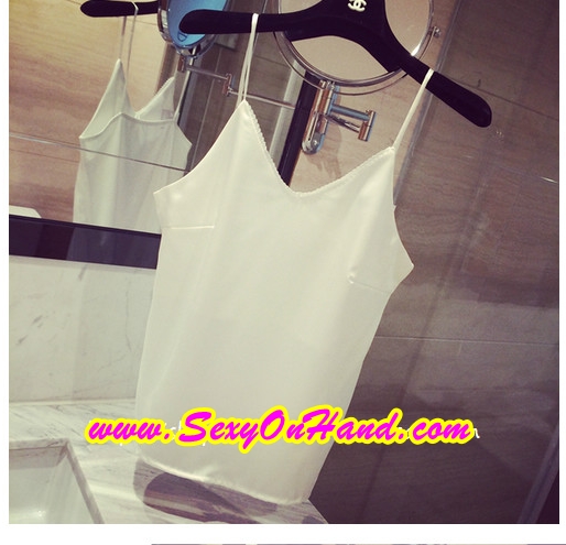 ชุดนอน คุณหนู ชุดนอนสายเดี่ยว ชุดนอน กางเกง ผ้าไหม สีขาว เนื้อผ้านุ่ม ลื่น ใส่สบาย ตัวเสื้อ แต่งชายเฉียง กางเกง แต่งชายด้วยลูกไม้ซีทรู สีขาวเข้ากับตัวชุด