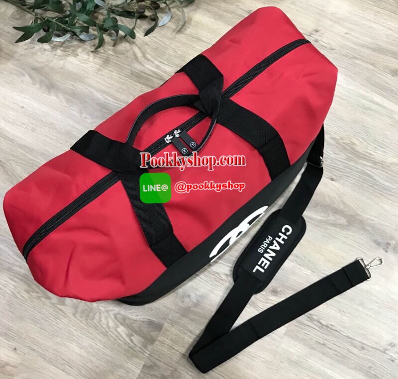 Restock! CHANEL VIP GIFT Large Travel Bag กระเป๋าเดินทาง Gift With Purchase รุ่น Limited พรีเมี่ยมกิ๊ฟของเเท้จาก Chanel Perfumes Counter วัสดุ NYLON เนื้อหนาสีทูโทนดำแดงสกรีนโลโก้ด้านหน้า เปิดปิดด้วยซิป หัวซิปแบรนด์ ใบใหญ่จุใจ พิเศษ! มีช่องใส่รองเท้าด้านข
