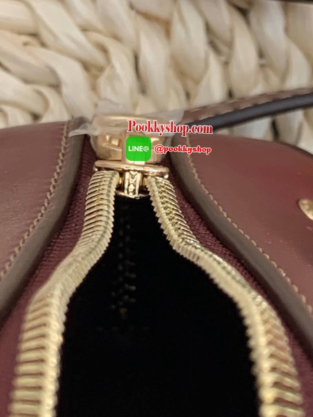 COACH IVIE BENNETT SATCHEL IN SIGNATURE JACQUARD BAG ✔️วัสดุผ้าJACQUARD +pvc ✔️ป้ายห้อยเป็นโลหะแบรนด์ ✔️เปิดปิดกระเป๋าแบบซิป ภายในใส่กระเป๋าสตางค์ใบยาวได้ ของอื่นๆจุค่ะรุ่นนี้ ✔️สายสะพายถอดออกได้ เลื่อนปรับระดับได้นะคะ