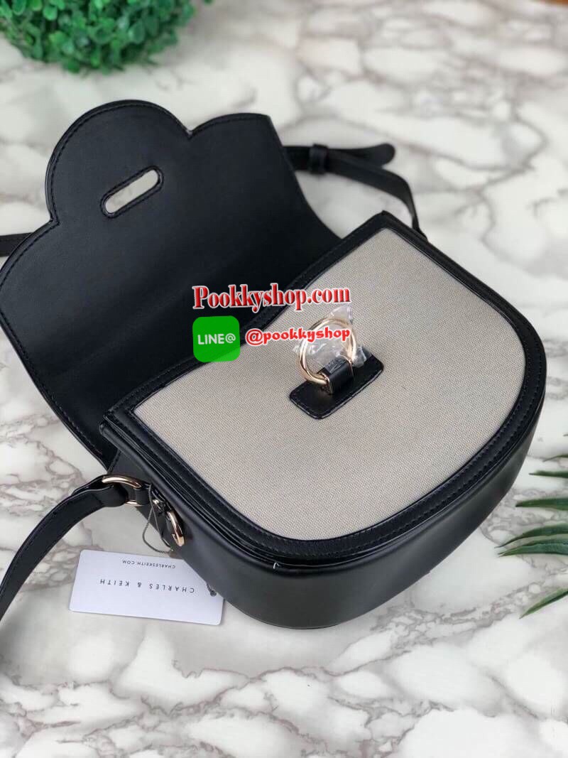 New arrival! 2019 CHARLES & KEITH RING BUCKLE SADDLE CROSSBODY BAG รุ่ยใหม่ชนช็อป!!! กระเป๋าสะพายข้าง/ครอสบอดี้อยู่ทรง วัสดุหนังตัดผ้าด้สนหน้า ด้านหลังมีช่องใส่ของได้เล็กน้อย เปิดปิดด้วยตัวล็อกดันขึ้น ด้านในเป็น 2 ช่องใหญ่ ใส่ของได้พอสมควรค่ะ เช่น iPhone