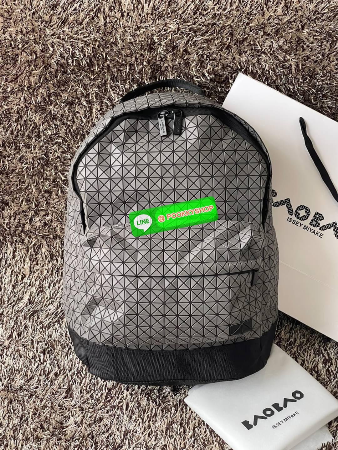 Bao Bao Issey Miyake Daypack geometric backpack กระเป๋าเป้ทรงคลาสสิก รองรับน้ำหนักได้ดี เหมาะกับการเดินทาง เป้สะพายหลังรุ่น Daypack One-Tone Backpack มาในรูปทรงกระเป๋าเป้สุดคลาสสิก โดดเด่นด้วยการออกแบบที่เป็นเอกลักษณ์ วัสดุสามเหลี่ยมขนาดเล็กพิเศษ ได้กลิ่น