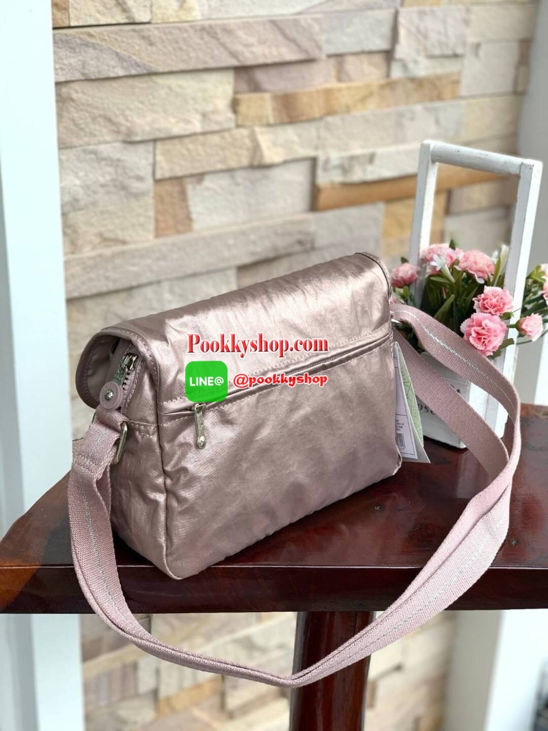 Kipling Cayleen Shoulder CrossbodyBag กระเป๋าสะพายที่สะพายได้ทั้งสายคู่และสายเดี่ยว เปืดปืดด้วยกระดุมแม่เหล็ก และซิปภายใน วัสดุpolymide100% น้ำหนักเบา สามารถใส่มินิไอแพค กระเป๋าสตางค์ยาวได้ ขนาดกลาง มีช่องซิปใช้งานทั้งภายในและภายนอก มีช่องใส่ของจุกจิก สะด