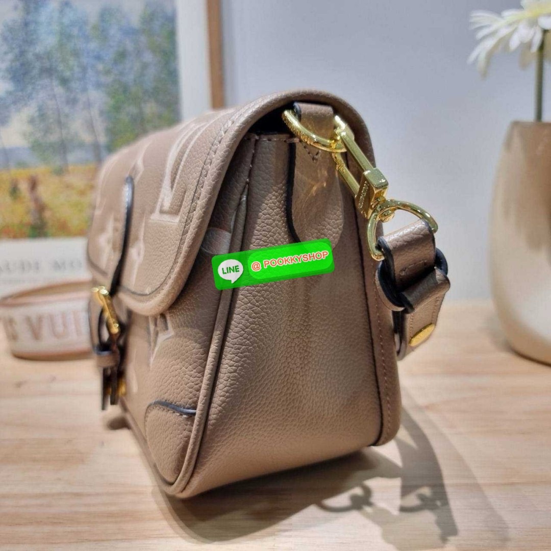 LV diane monogram empreinte bag 🔆 Details กระเป๋ามัลติฟังก์ชั่นสุดคุ้มจากเคาน์เตอร์ dutyfree ที่ดีไซน์ออกมาได้น่ารักน่าใช้มากๆ มีสายมาให้ถึง 2 แบบ สายหนังคล้องไหล่ได้ ปรับสะพายข้างได้ และสายสปอร์ตครอสบอดี้ได้ สวยลูกคุณหนูมากๆ ปรับเปลี่ยนใช้ตามลุคแ