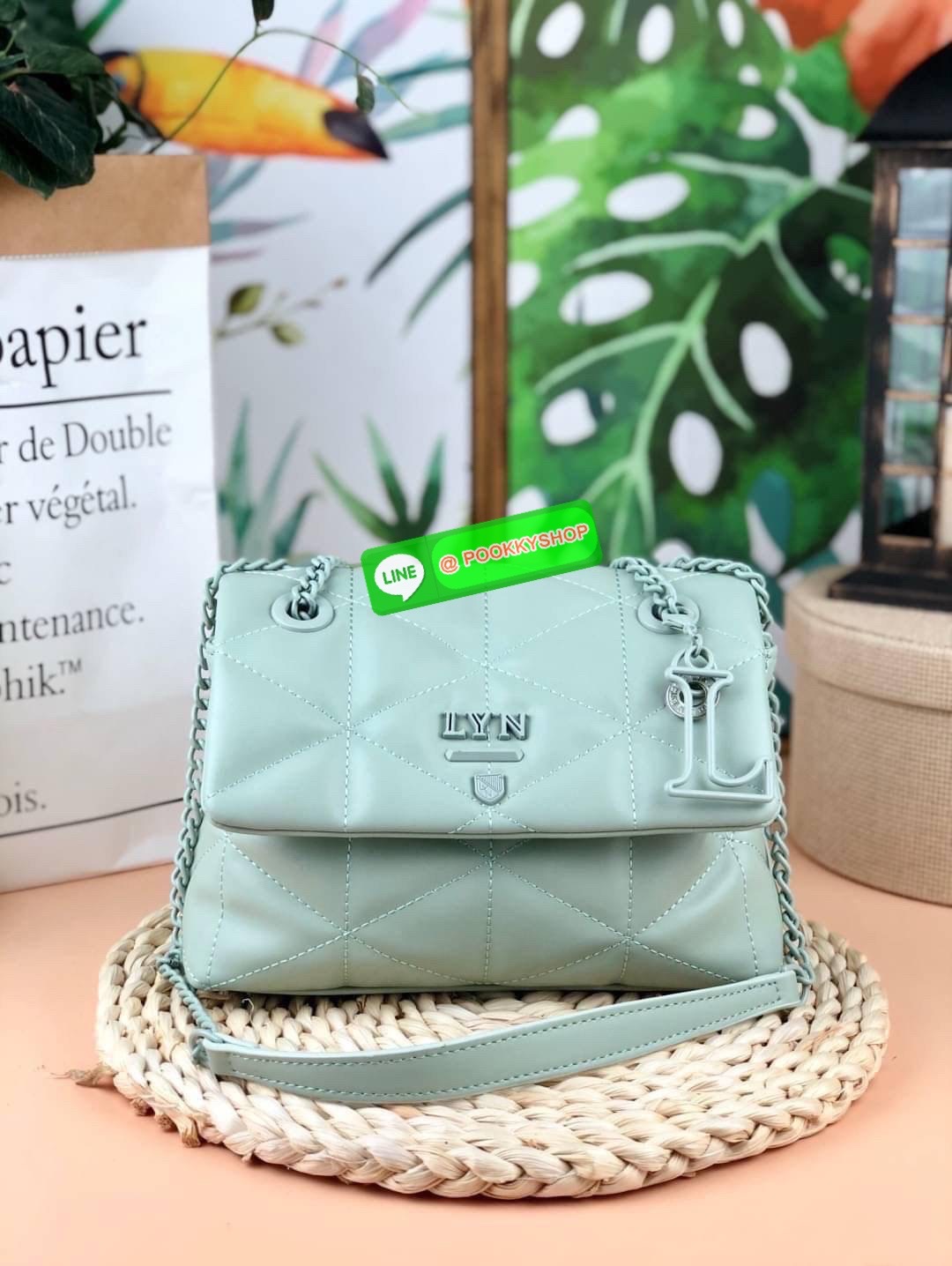 แท้ 💋 Outlet New! LYN TRINITY HANDBAG กระเป๋าสะพายข้าง/ครอสบอดี้ใบสวย วัสดุหนังเดินด้ายลายสามเหลี่ยมทั้งใบ พร้อมพวงกุญแจ(ถอดได้) เปิดปิดแบบกระดุมแม่เหล็ก ด้านในมีช่องซิปเล็ก 1 ช่อง รุ่นนี้สามารถใส่ iPhone plus และกระเป๋าเงินใบกลางได้ค่า สายยาวเป็น