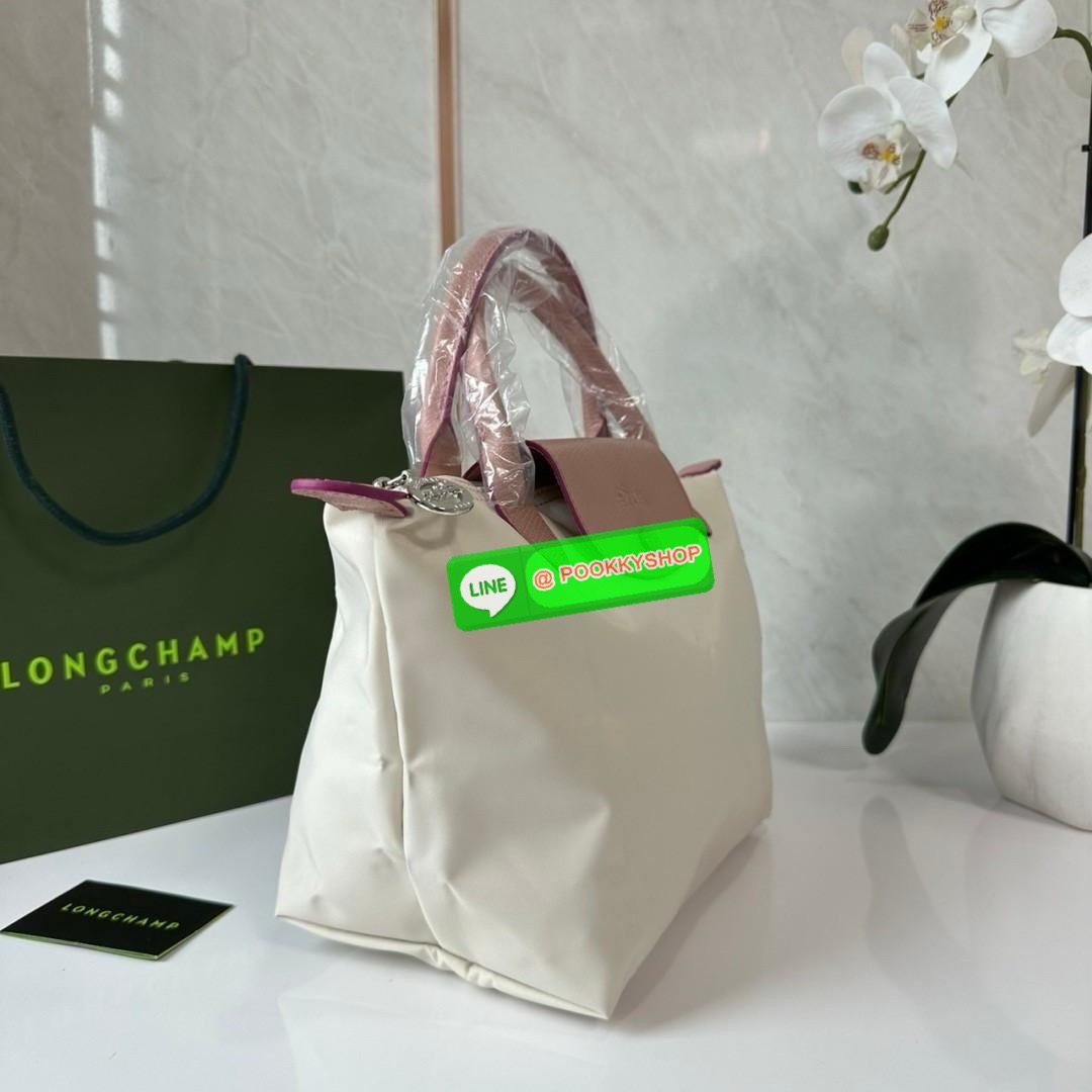 Longchamp Le Pliage Eiffel Tower Tote Bag S 🔖 Collection ใหม่ล่าสุดโดดเด่นด้วยลายปักหอไอเฟลขนาดกระทัดรัดจุของได้เยอะ 🔖วัสดุ : ไนลอนกันน้ำ 🔖เปิด-ปิด ด้วยฝาปิดกระดุมแป๊กมีซิปปิดด้านบน ภายในช่องโล่งกว้างสามารถใส่ iPad ได้ มีช่องแยกด้า