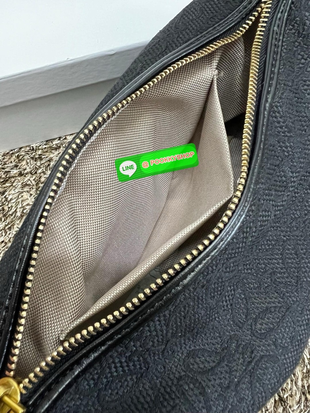 NEW IN!! สุดฮิตไปกับกระเป๋าสไตล์มินิมอล ที่ยังคงดูดีในทุกช่วงเวลา! LOEWE SMALL CUBI BAG((vip gift ตปท.)) พร้อมส่ง! ไม่เล็กตามชื่อนะคะ กับกระเป๋าหิ้วหรือคล้องไหล่ได้ วัสดุแจคกาดทอลายแบรนด์ทั้งใบประณีตสวยงาม หูหิ้วหนังแท้ค่ะ เปิด-ปิดกระเป๋าแบบซิป ภายในกว้าง