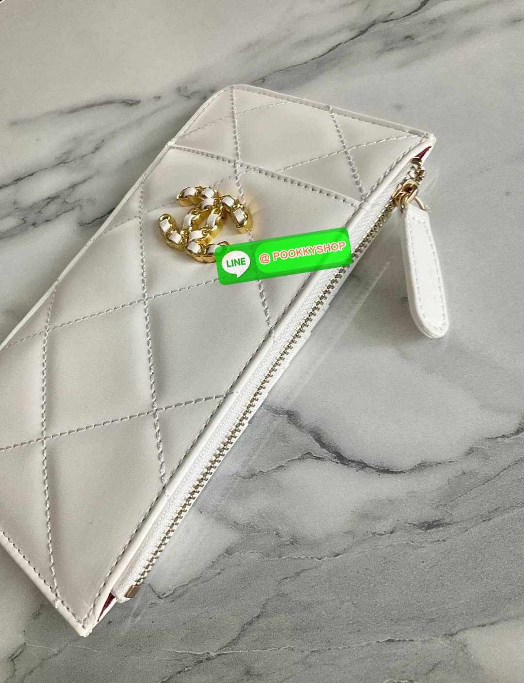 พร้อมส่งแล้วค่ะ ❤️🤍 พร้อมส่งที่ไทยค่าา กระเป๋าสตางค์รับทรัพย์ แนะนำรุ่นนี้เลยคะ งานกิ้ฟ กระเป๋าสตางค์ทรงสวย สะดุดตา หนังสัมผัสลายด้าน จากแบรนด์ CHANEL ด้านหน้ามีโลโก้แบรนด์ CC สีทองหรู มีช่องซิปยาว ใส่ธนบัตร ด้านหน้าใส่มือถือขนาดเท่า NOTE10