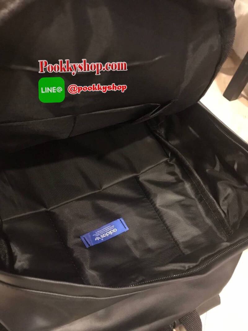 Adidas Originals 3D Backpack กระเป๋าสะพายหลัง 3D ลุคสุดล้ำของกระเป๋าสะพายหลัง ที่มาพร้อมช่องกระเป๋าซิปและลายพิมพ์สามมิติแบบอสมมาตร ดูดีมีสไตล์ด้วยการใช้วัสดุเลียนแบบหนังที่ทันสมัย ให้คุณมีพื้นที่มากขึ้นในการจัดเก็บ ด้วยช่องกระเป๋าด้านในหลายช่องสำหรับเก็บโ