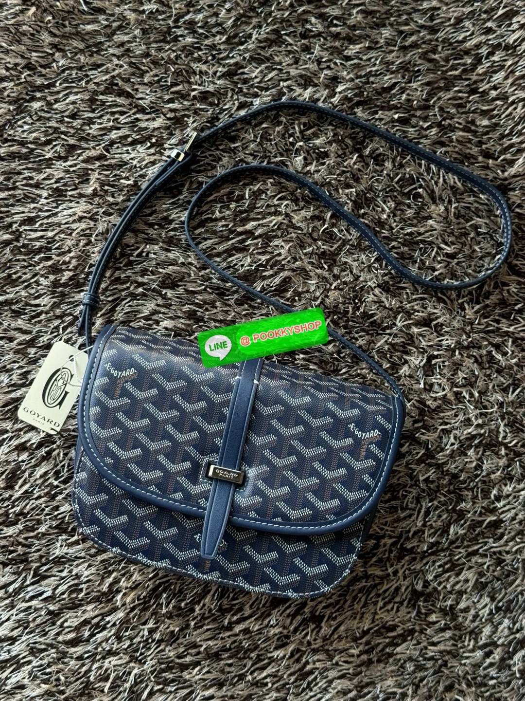 Goyard belvedere pm แบรนด์ดังจากฝรั่งเศส เรัยบหรูแต่ดูสง่า สะดุดตาด้วยลายเฉพาะตัว วัสดุที่นำมาตัดเย็บกระเป๋าเป็นวัสดุผ้าใบ Canvas ที่มีชื่อเรียกว่า “Goyardine” ซึ่งเป็นผ้าใบที่เป็นการผสมผสานระหว่างผ้าฝ้าย (Cotton), ผ้าลินิน (Linen) และ ผ้าป่าน (Hemp) ทำกา