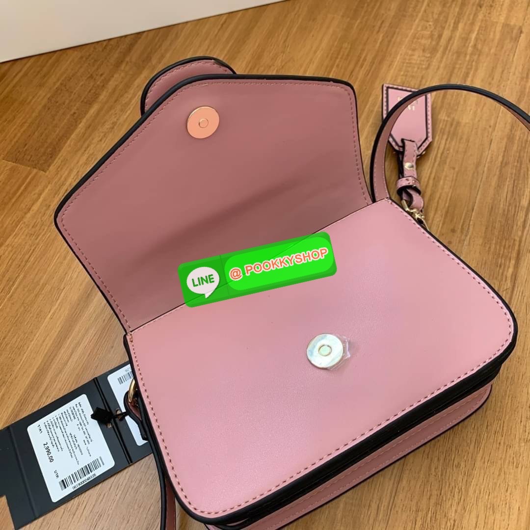 LYN กระเป๋าทรงน่ารักปุ๊กปิ๊ก สายสะพายหนัง เปิดปิดด้วยกระดุมแม่เหล็ก ฐานกว้างใส่ของได้เยอะ