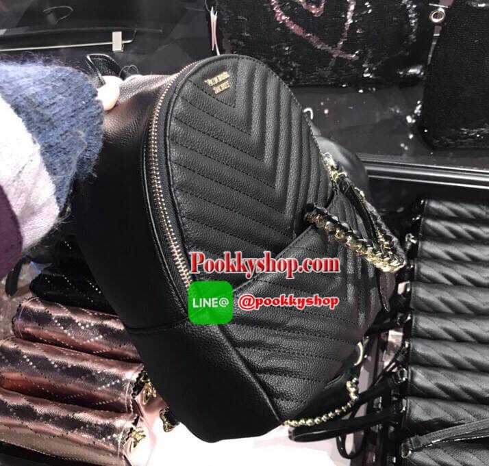 พร้อมส่งรุ่นใหม่ NEW ARRIVAL! VITORIA’S SECRET MINI BACKPACK กระเป๋าเป้ขนาดมินิรุ่นใหม่ล่าสุดวัสดุหนังแกะสังเคราะห์เดินเส้นลายริ้วสวยดูมีดีเทลเปิดปิดด้วยซิปรอบสะดวกใช้ ด้านหน้ามี1ช่องซิปประดับโลโก้แบรนด์อะไหล่ทองภายในกว้างมีโลโก้และช่องซิป น้ำหนักเบา หูจั