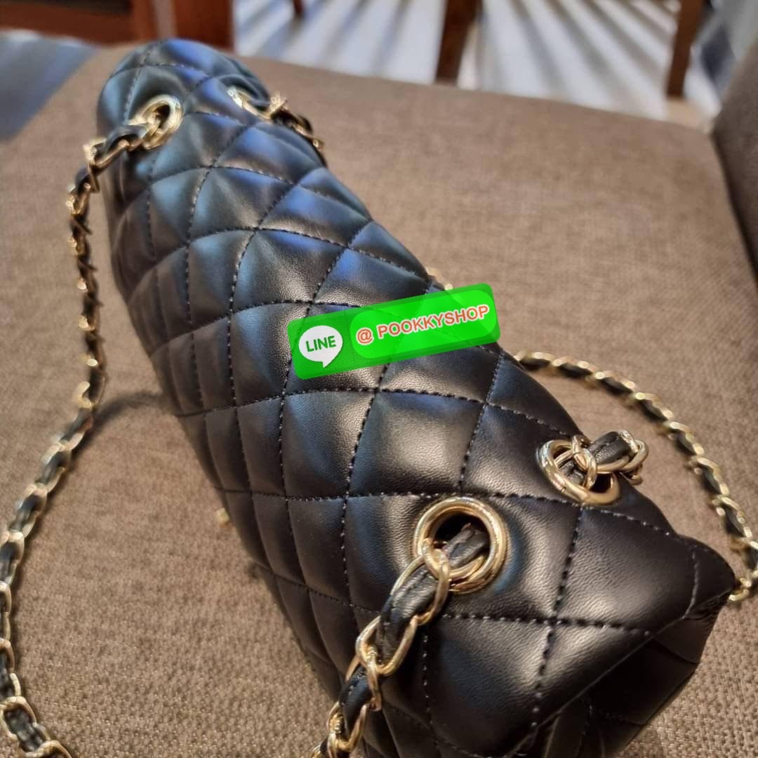 RESTOCK!! HOT ITEM!! Chanel premium for gift กระเป๋าสะพายหนังสังเคราะห์ลายคาร์เวีย อะไหล่พร้อมโซ่สะพายสีทอง ตัดกับกระเป๋าได้อย่างลงตัวและโดดเด่น เปิด-ปิดกระเป๋าด้วยตัวบิดล็อค ภายในกระเป๋ามีฝาปิดอีก 1 ชั้น บุหนังสีแดงโลโก้เด่น คม ชัด!! มีช่องโล่งกว้างจุของ
