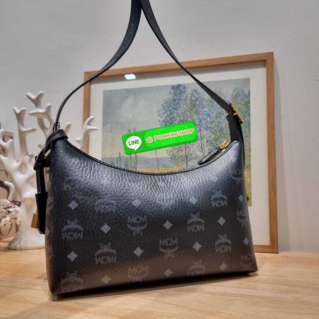 MCM AREN HOBO IN VISETOS 🔆 Details ฮอตฉ่ำมาก! กับกระเป๋าสะพายทรงโฮโบ ทรงสวยมาก ขนาดกำลังดี จุของได้เยอะ ใช้งานสะดวกด้วยการรูดซิป พิเศษแถมพวงหนังและชุดกุญแจล็อคมาให้ด้วย ถอดออกได้ นำไปใช้กับกระเป๋าใบอื่นได้ด้วย ภายในโล่งกว้าง ใส่ของสำคัญได้อย่างครบ