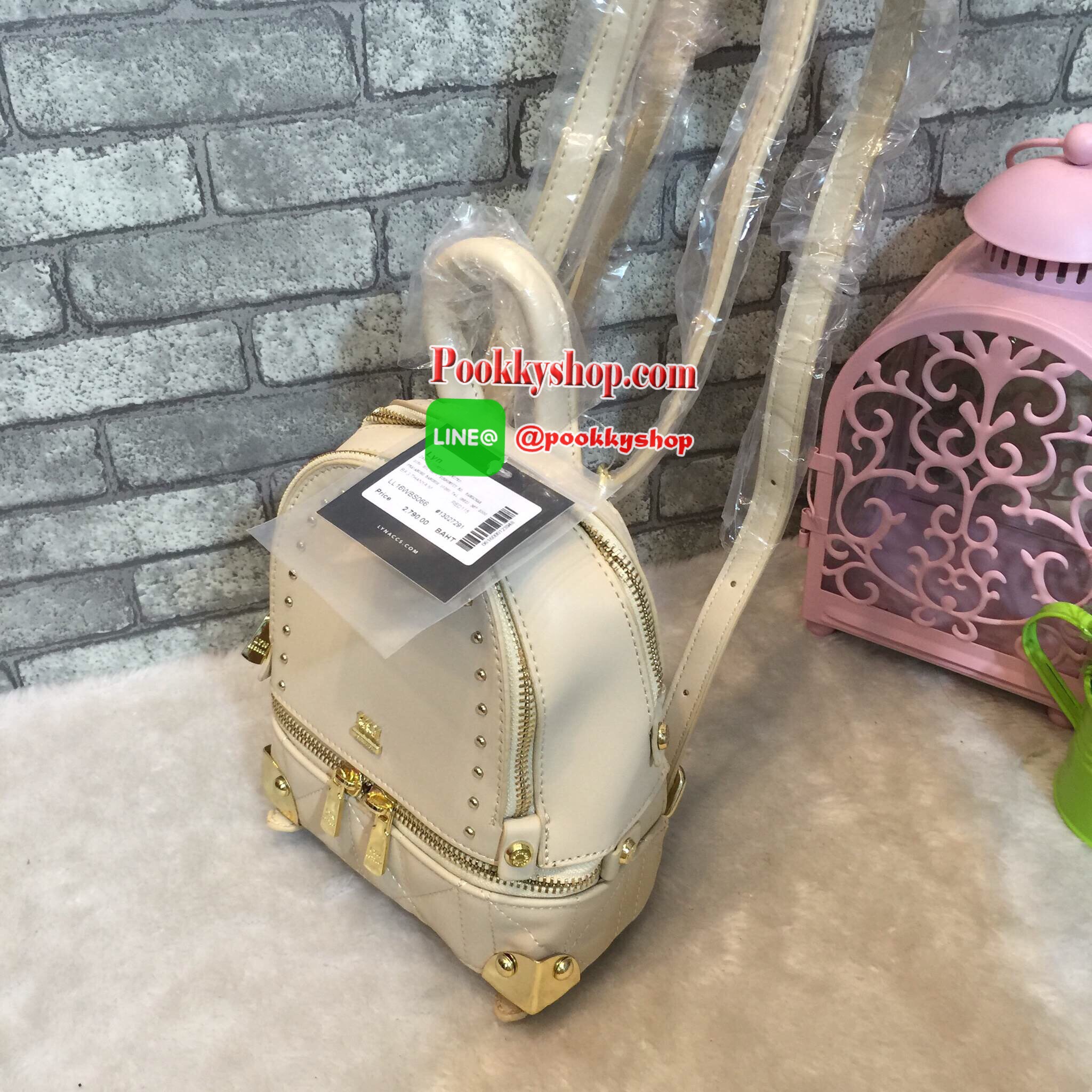 เป้ LYN EVITA BACKPACK กระเป๋าสะพายหลัง ยี่ห้อ LYN แท้ รุ่นใหม่ชนชอป 2017 กระเป๋าเป้ขนาดกะทัดรัด วัสดุหนังPU มุมกระเป๋าทั้ง4มุมและฐานด้านล่าง มีโลหะและหมุดสีทองทั้งสีด้าน ทำให้ตั้งอยู่ทรงได้ง่ายขึ้น หัวซิปปั้มโลโก้ทุกจุด มีช่องซิป2ช่องใหญ่ ยังมีด้านหน้าแต