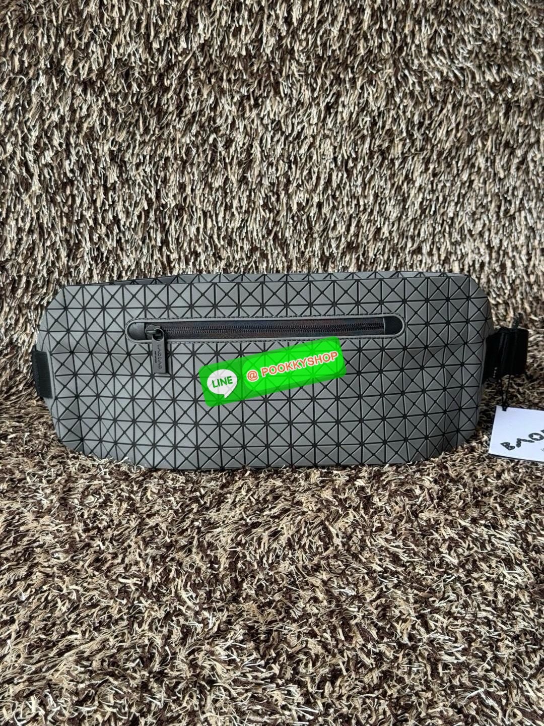 💕Baobao Issey Miyake Matte Baton Crossbody Bag เป็นกระเป๋าคาดอกที่มีดีไซน์เรียบง่ายและใช้งานได้อเนกประสงค์ มีน้ำหนักเบาแต่มีความทนทานสูงและสามารถกันน้ำได้ สายสะพายมีความแข็งแรงและปรับได้หลายระดับ จึงสามารถประยุกต์ใช้งานได้ทั้งคาดอก คาดเอวหรือสะพาย