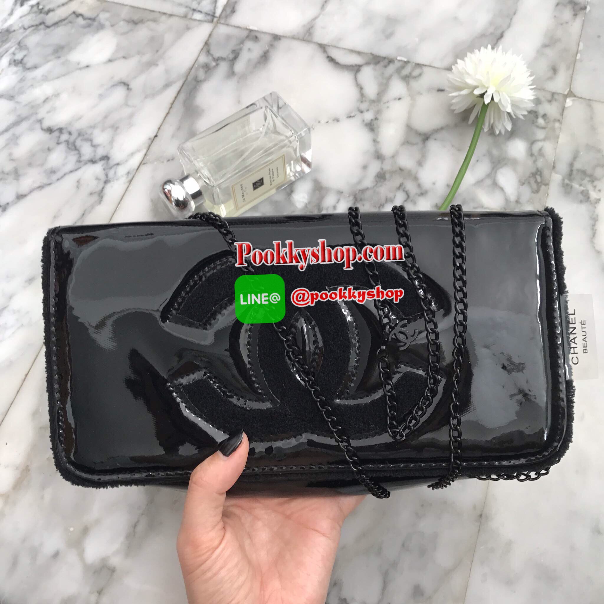 Best seller สินค้าเข้าใหม่ งานพรีเมี่ยมกิ้ฟจากเคาเตอร์ต่างประเทศ กระเป๋า สวยๆ จาก แบรนด์ Chanel เป็นกระเป๋า ใบสวยรุ่นหายาก ขนาดกำลังดี เลิศมาก ใช้แล้วไฮโซ สวยเกินราคาแน่นอนคะ ภายในบุขนเฟอร์นิ่มมากกก เก็บของอย่างดี ใบนี้ ห้ามพลาดเลย มาจำนวนจำกัดนะคะ