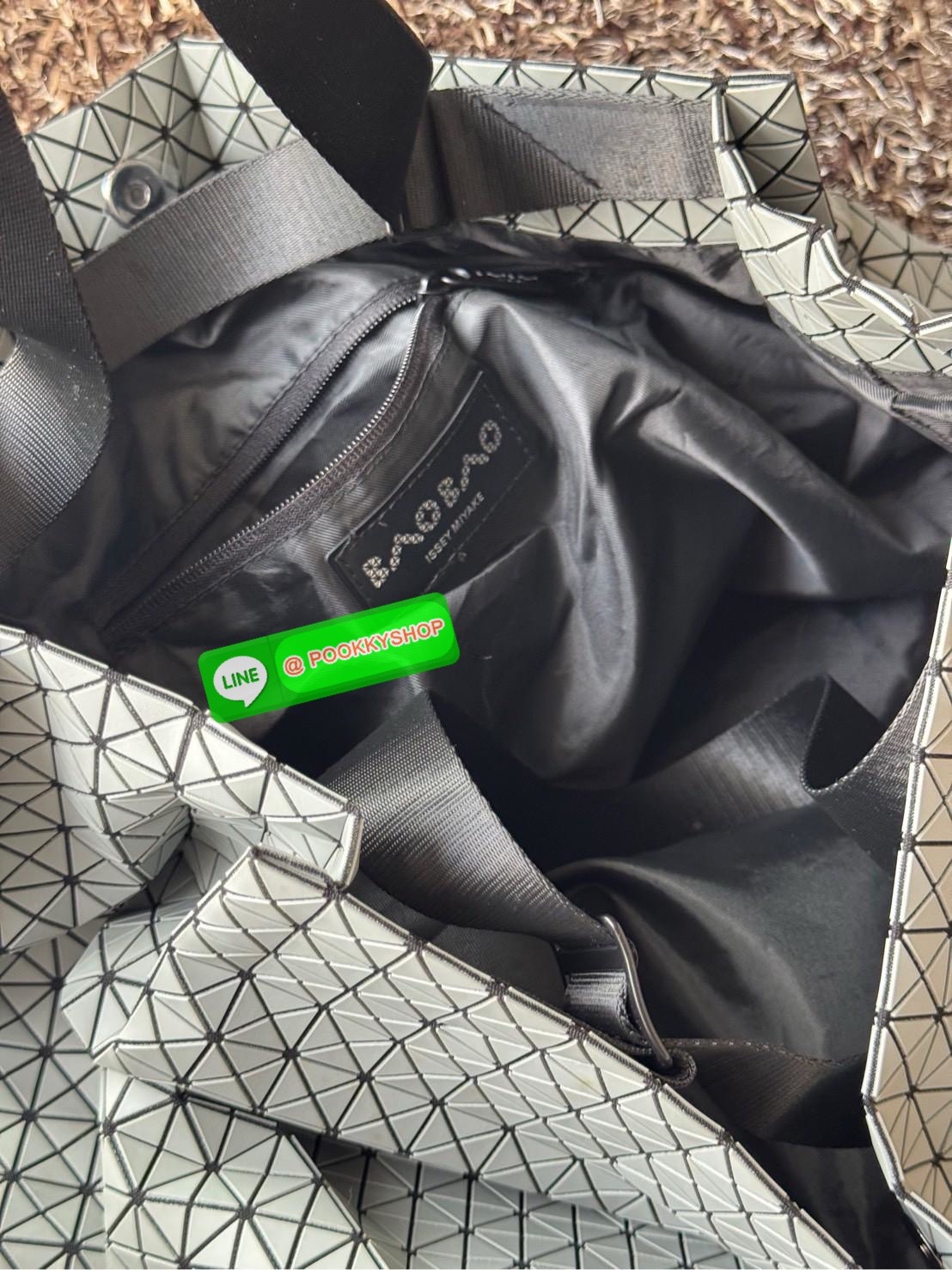 Baobao Issey Miyake Cart geometric L tote bag รูปทรงที่สร้างขึ้นโดยบังเอิญ' เสื้อผ้าที่มีโครงสร้างและได้รับการออกแบบทางวิศวกรรมอันเป็นเอกลักษณ์ของแบรนด์ ส่งต่อไปยังเครื่องประดับที่น่าประทับใจและไร้กาลเวลาเหล่านี้ กระเป๋าโท้ต Cart ประดิษฐ์ขึ้นจากการตั