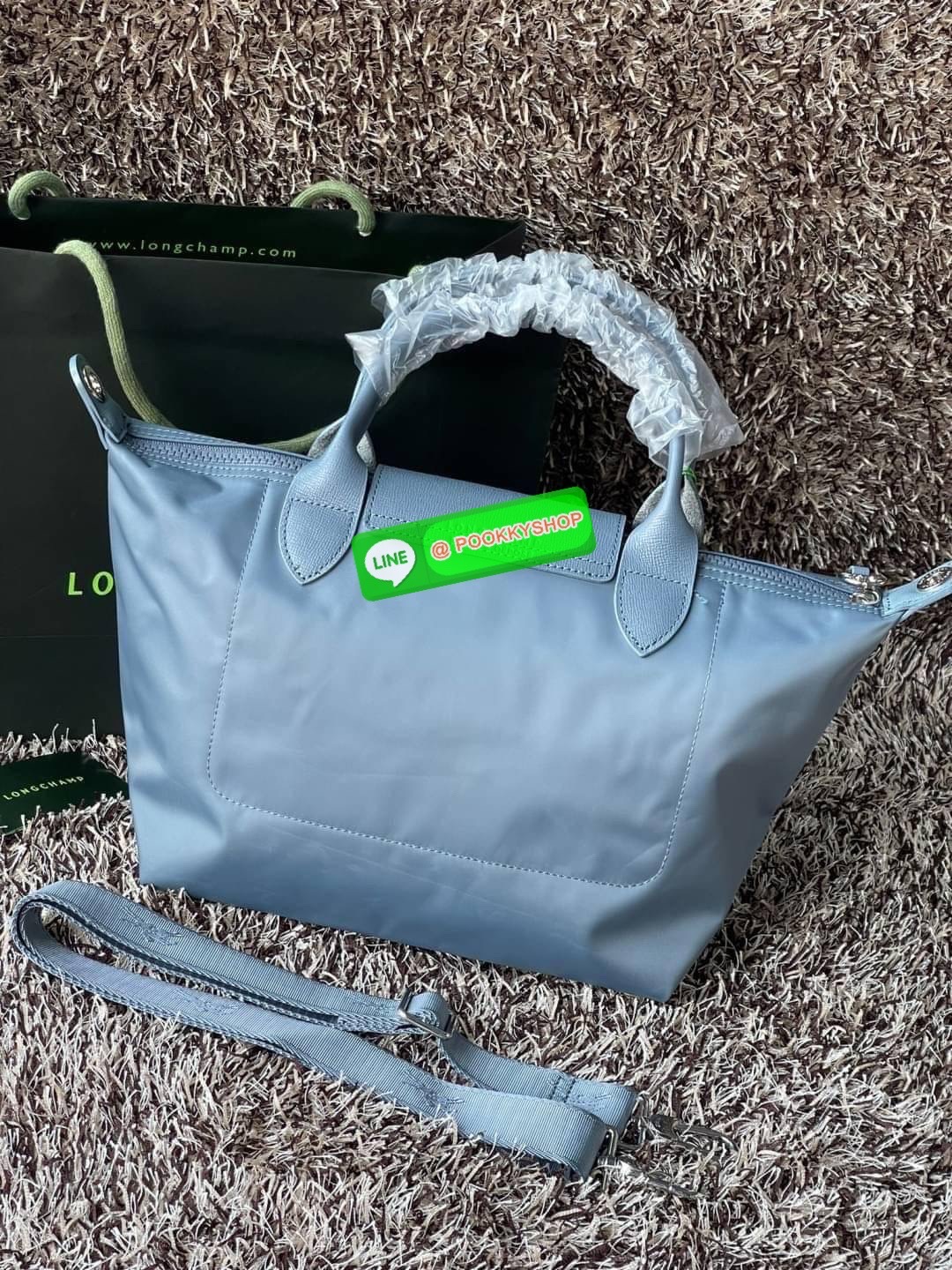 💕Longchamp LE PLIAGE NÉO TOP HANDLE BAG (small size) อีกหนึ่งรุ่นยอดนิยม ที่สาวๆ ต้องมีไว้เก็บไว้สักใบ กระเป๋าโท้ทใบนี้ มาพร้อมกับสีที่มีสไตล์เรียบง่าย มีสายสะพายยาวปรับสั้นยาวได้ช่วยให้คุณสามารถสะพายไหล่ได้อย่างสบาย ในตัวสายปักโลโก้อันเป็นสัญลักษ