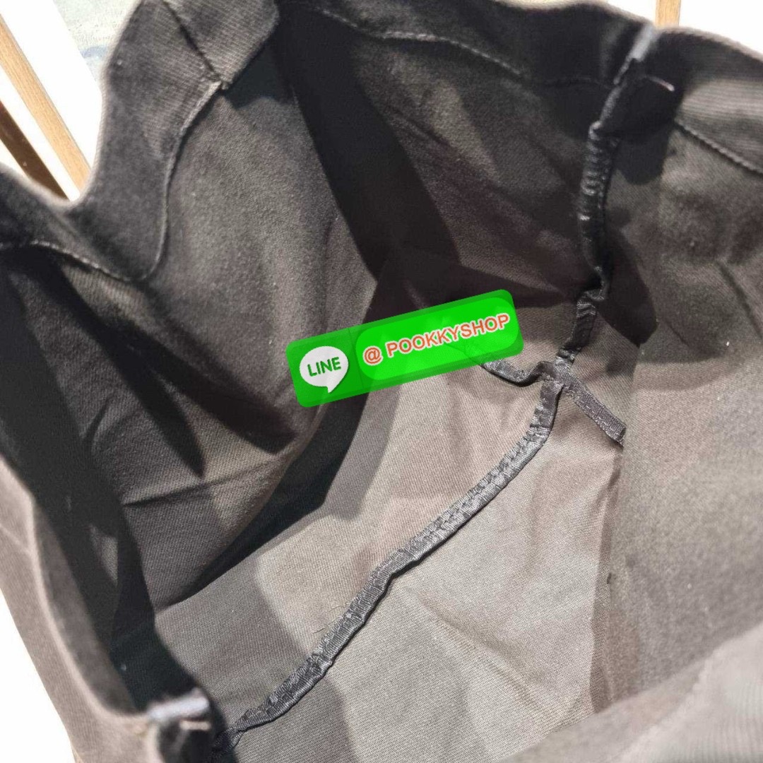 Gentlewoman x Butterbear tote bag 🔆 Details น่ารักเกินต้าน เป็นกระเป๋าที่เห็นแล้วใจฟูสุดๆ กระเป๋าโท้ทลายหมีเนยที่ตอนนี้กลายเป็นแรร์ไอเท็ม หายากสุดๆ รูปทรงคลาสสิค ภายในโล่งกว้างใส่ของได้เยอะมาก จะใช้เป็น everyday bag ก็ได้ พกไปต่างจังหวัดก็เหมาะ หร