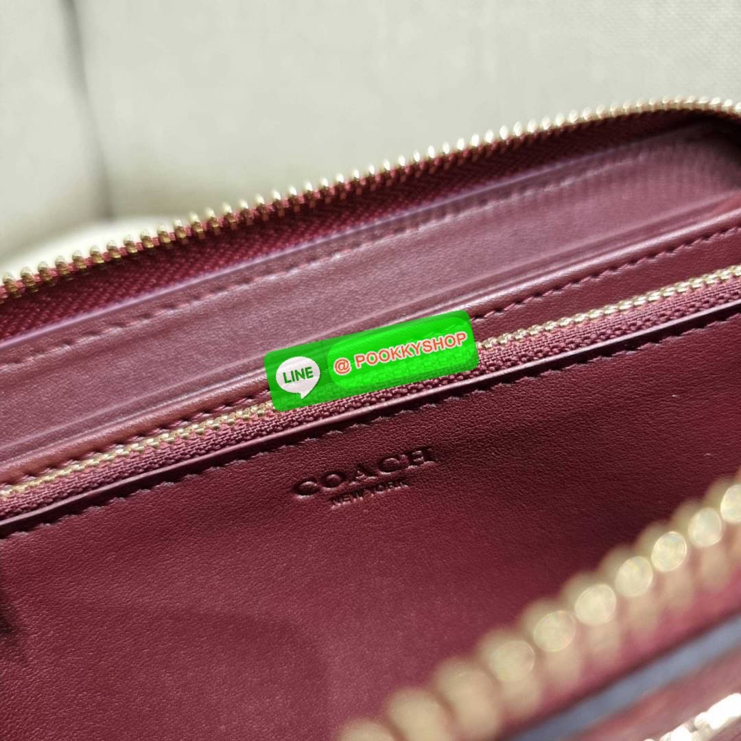 COACH C7360 LONG ZIP AROUND WALLET IN SIGNATURE LEATHER พร้อมเสิร์ฟความเลิศหรู ไม่ต้องรอพรีฯ ใหม่ล่าสุด กระเป๋าสตางค์ใบยาวกึ่งคล้องมือ สีคลาสสิค ขายดี ถือใช้คือขับผิวสุด!! วัสดุหนังแท้ปั๊มลายนูนสวยคม มาพร้อมสายคล้องมือ ถอดออกได้ ภายในใส่บัตรได้เยอะ มีช่อง