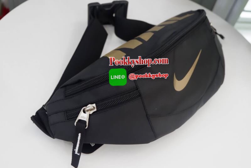 Brand : Nike กระเป๋าคาดเอว สะพายข้างใบใหญ่ เก็บของได้เยอะ ภายนอกมี2 ซิป ภายใน มีซิปเล็กไว้เก็บของ สายสะพายปรับได้ ใส่ได้ทั้งผู้หญิง และ ผู้ชาย