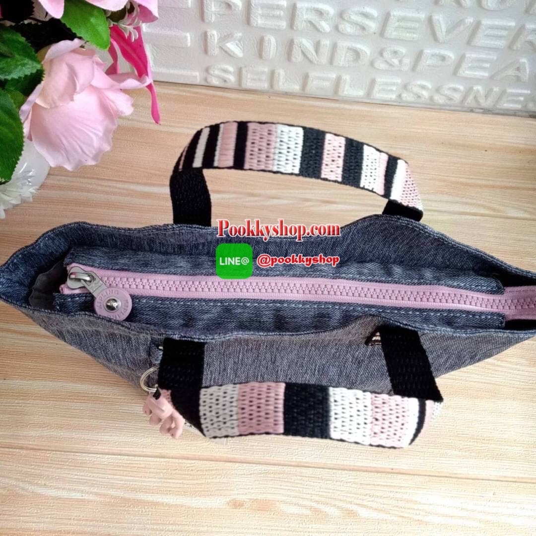 KILING NORI Handbag & Shoulder bag กระเป๋าถือหรือสะพายขนาดกลาง ทำจากวัสดุ ผ้า Nylonเคลือบ+Polyester น้ำหนักเบา จุดเด่นที่ช่องหลักมีขนาดใหญ่ พร้อมช่องซิปแยกย่อย สามารถใส่สัมภาระได้เยอะ มาพร้อมสายสะพายยาว สามารถปรับระดับได้ตามความต้องการ มีพวงกุญแจลิงห้อยตา