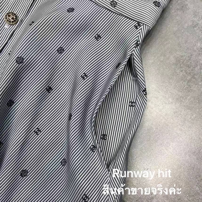 ใหม่ล่าสุด collection Chanel 2022 dress ทรงสวยผ้า jacquard ลายเส้น ปักลายlogo cc และดอก คามืเลียตามแบบฉบับ Chanel กระดุมปั๊ม เป๊ะทุกจุด ผ้าทิ้งตัวมีน้ำหนัก cutting เนี้ยบ งาน high end ห้ามพลาด