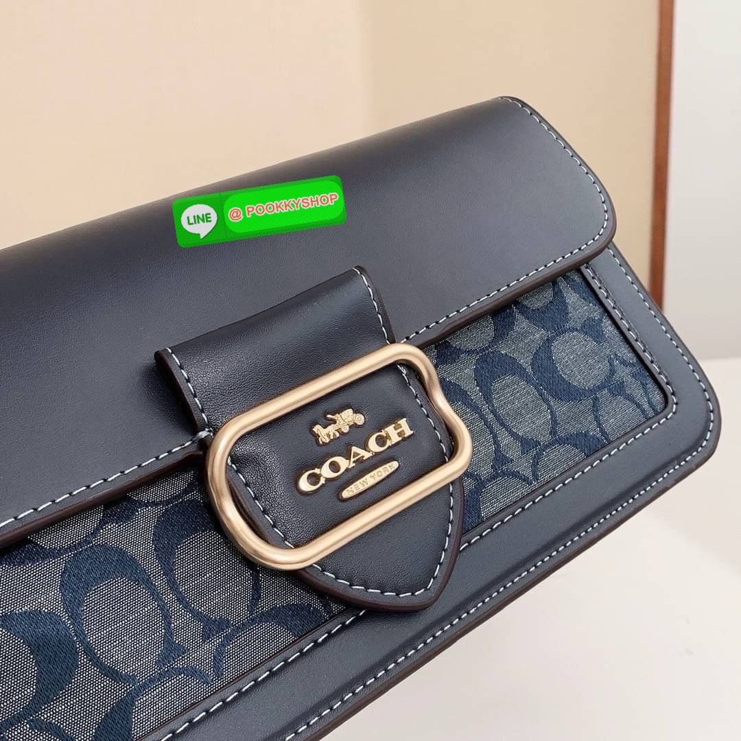 Coach CJ617 รุ่นบัคเคิลหัวใจไม่เคยว่าง ใบนี้บรรจงความหวานละมุนไว้เต็มใบ ถือก็เก๋ สะพายก็เฉียบ สีบลูยีนส์ตัดลายซิกเนเจอร์ หวานแบบไม่ต้องอธิบาย ของมันต้องมีสำหรับสายเก็บลุคเรียบหรูดูแพง