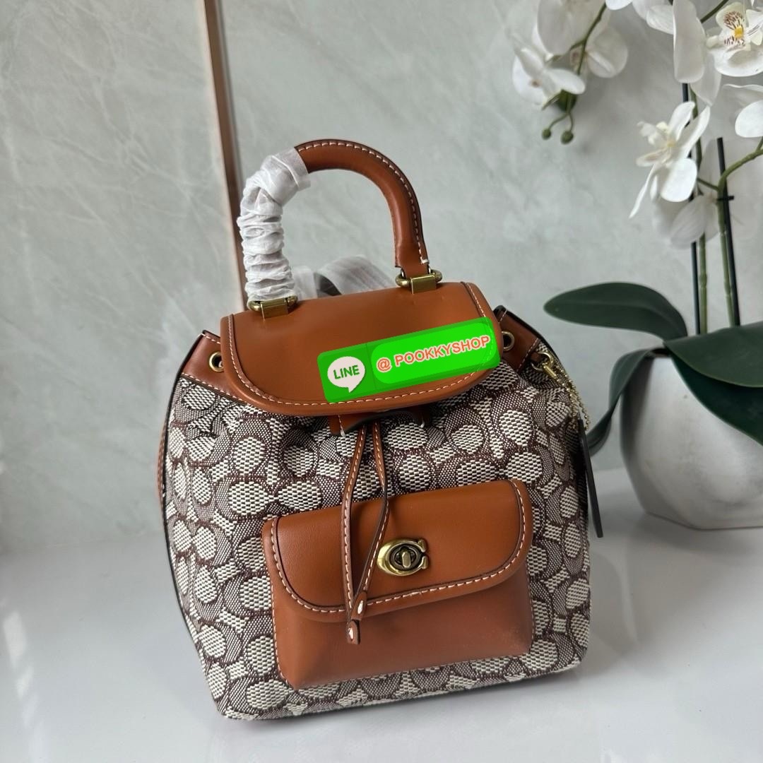 COACH RIYA BACKPACK 21 IN SIGNATURE TEXTILE JACQUARD (CH591) 🔖กระเป๋าเป้ดีไซน์ใหม่ไซส์มินิน่ารัก 🔖วัสดุ ผ้า jacquard ทอลาย ตัดสลับหนังแท้ 🔖 เปิด-ปิดแบบกระดุม ปากกระเป๋าสามารถกดล็อคเปิดปิดและมีเชือกรูดอีกชั้น ภายในโล่งกว้างใส่ของได้