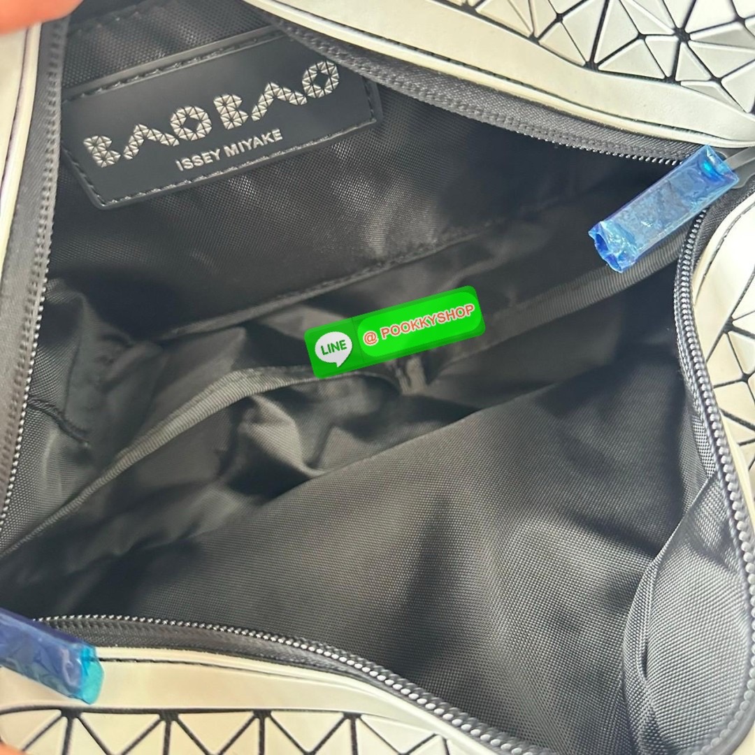 BaoBao Issey Miyake baton belt bag 🔖กระเป๋าคาดเอว/คาดอก เอกลักษณ์โดดเด่นตลอดทั้งใบ สุดเทห์ น้ำหนักเบาพกพาสะดวก 🔖วัสดุ: โพลียูรีเทนผสมหนัง 🔖เปิด-ปิดแบบซิปบน และมีช่องซิปด้านหน้า ภายในมีช่องแยกสัดส่วน 2 ช่อง ซับในผ้าไนลอน 🔖สา