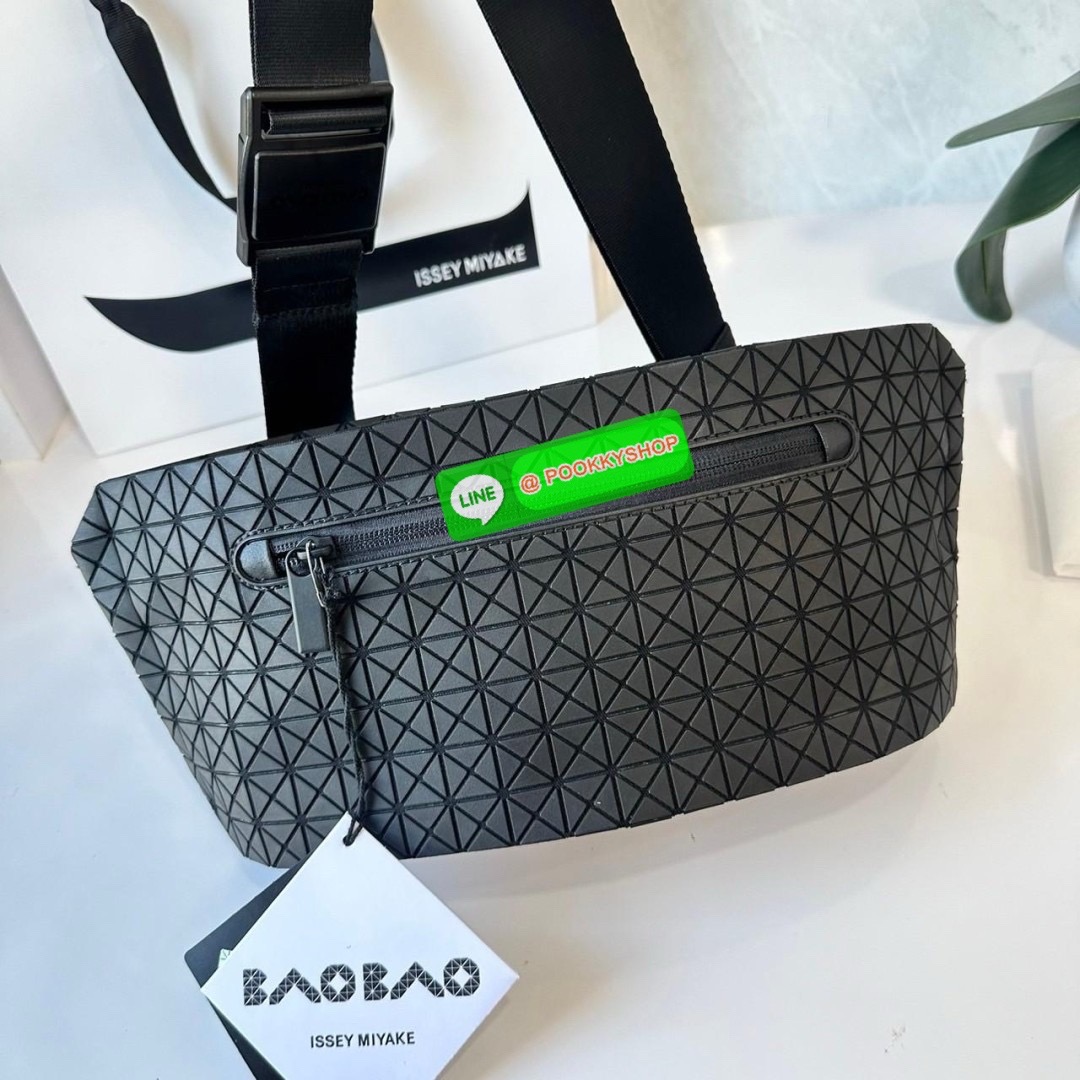 BaoBao Issey Miyake baton belt bag 🔖กระเป๋าคาดเอว/คาดอก เอกลักษณ์โดดเด่นตลอดทั้งใบ สุดเทห์ น้ำหนักเบาพกพาสะดวก 🔖วัสดุ: โพลียูรีเทนผสมหนัง 🔖เปิด-ปิดแบบซิปบน และมีช่องซิปด้านหน้า ภายในมีช่องแยกสัดส่วน 2 ช่อง ซับในผ้าไนลอน 🔖สา