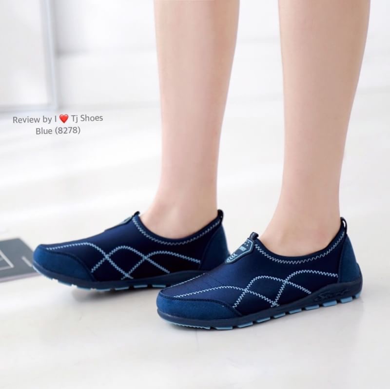 เกร๋ต่อไม่รอแล้วจ้า !!! พร้อมส่งรองเท้าผ้าใบเพื่อสุขภาพนำเข้า น้ำหนักเบา ส้นยางกันลื่นอย่างดี ใส่ง่าย ถอดง่าย ไม่ต้องนั่งผูกเชือก ใส่นิ้มนิ่ม เดินนุ่มสบาย ใส่เดินได้ทั้งวันสบายๆ ของจริงงานคุณภาพดีสุดๆ สวยคุ้มเกินราคา เป็นรุ่นแนะนำเลย ช้าหมดอดเกร๋นะค่ะ รีบ
