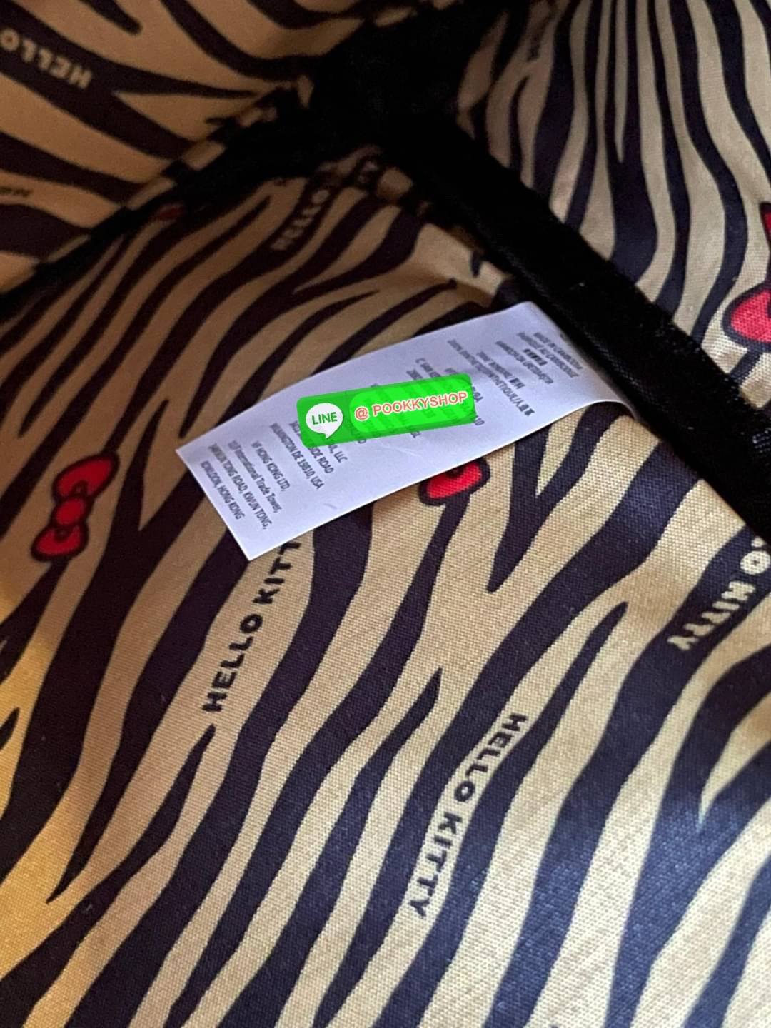 Mini Kipling Delia Mini Hello Kitty Backpack หากคุณกำลังตามหากระเป๋าเป้ที่มีขนาดกำลังดี ดีไซน์สวยเก๋ และโดดเด่นไม่ซ้ำใคร เราขอแนะนำกระเป๋ารุ่นนี้ที่เป็นการคอลแลปส์ระหว่าง 2 แบรนด์ มาพร้อมสีดำที่ทำจากวัสดุคุณภาพดี ทนทาน และป้องกันกระเป๋าเปื้อนง่าย ซึ่งนอกจ