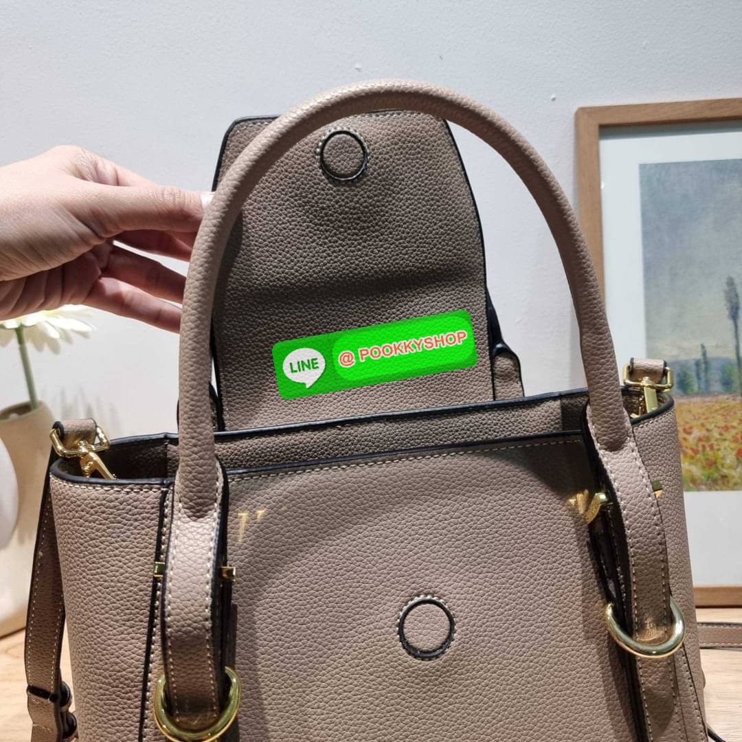 Hot item Prada leather bag กระเป๋าถือ/สะพายล่าสุด จากเคาน์เตอร์ dutyfree ที่ดีไซน์เรียบหรู หนังวัวฟอกสี สวยคมชัด เต็มไปด้วยดีเทลน่าใช้ สายคล้องไหล่ที่สามารถถอดออกได้ เพื่อใช้สายยาวสะพายข้างเส้นเดียว หรือจะใส่ไว้ทั้งคู่ก็อัพเกรดลุคดูแพงได้ ปากกระเป๋ามีฝากร